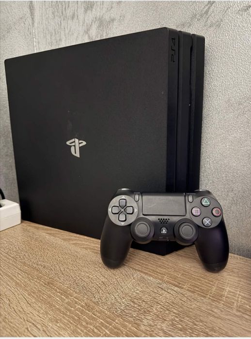Vând PlayStation 4 Pro 1TB