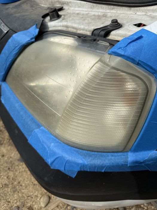 Recondiționare faruri auto profesională cu polimer – claritate ca nouă!