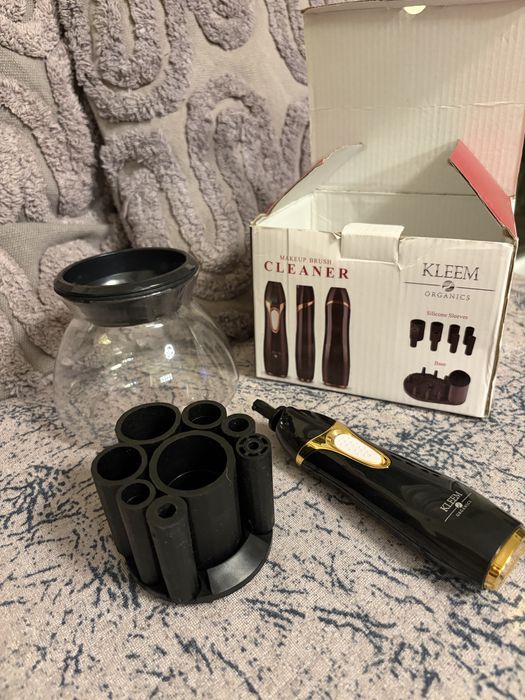 Уред за почистване на четки за грим