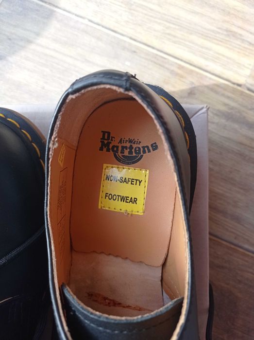 UK9.5 Нови Обувки Dr. Martens Black