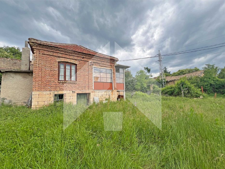 Продава тухлена селска къща в ЕКО село Беджене, община Нови пазар.