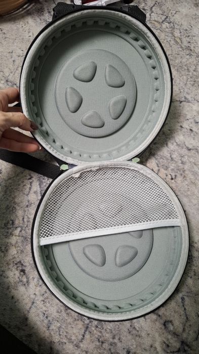 Ефектна раница за момче във формата на гума на кола