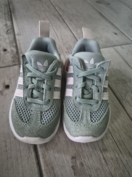 Vând adidași unisex
