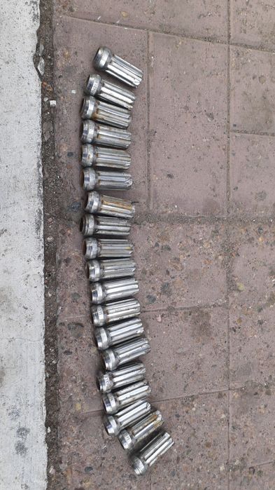 Удалить секретку. Снять секретку. Выкрутить болт с сорванными гранями ...