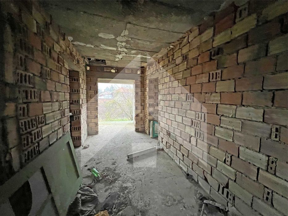 ПРОДАВА двуетажна, тухлена КЪЩА на плоча в с. Цани Гинчево, обл. Шумен