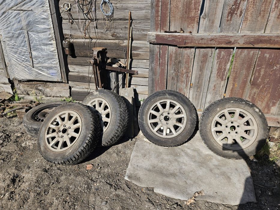 Продам диски на ауди 100 с4 с зимней резиной