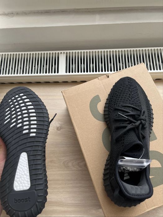 Yeezy 350 ,,V2 Onyx”-noi, nefolositi