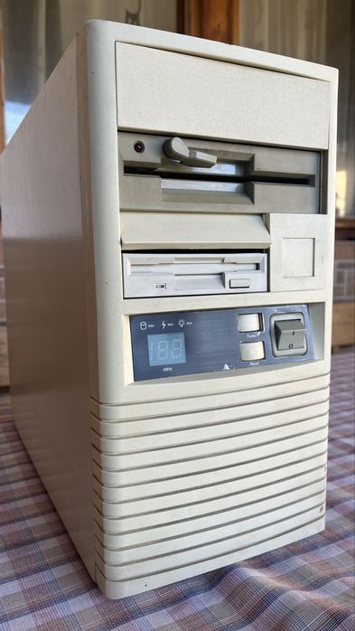 Ретро компютър. Процесор. Флопи.