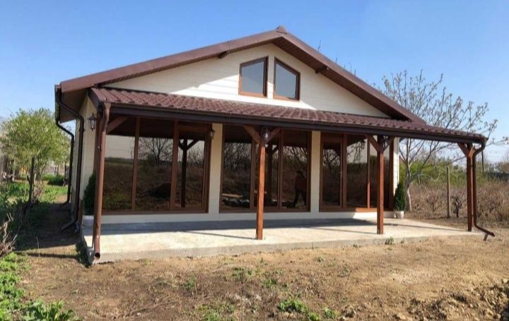 Vând case din structura metalica