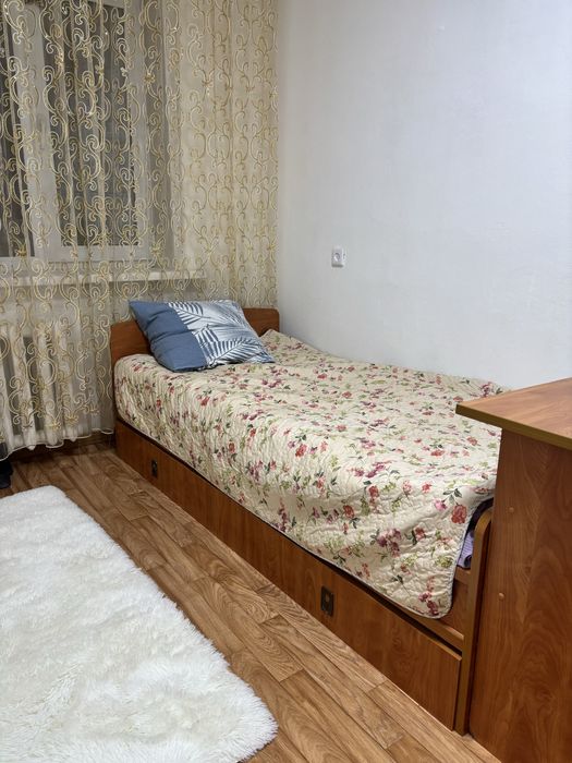 Продам спальный гарнитур + стол угловой