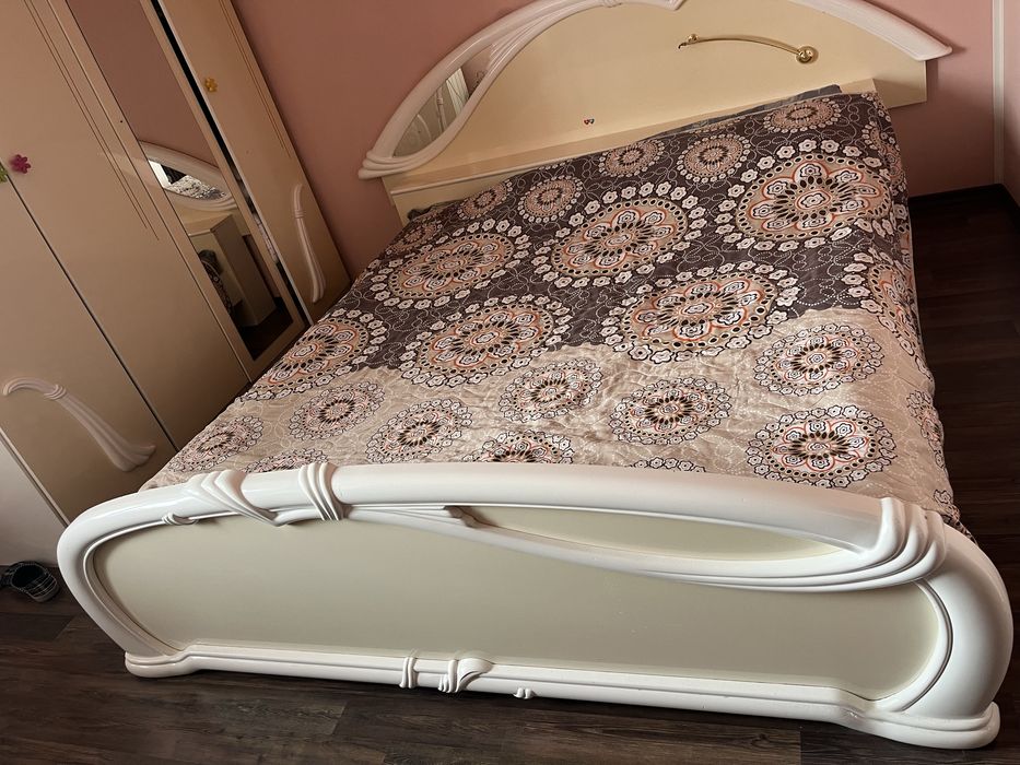 Спалня с голям гардероб