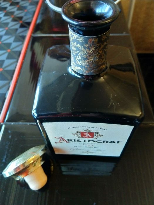 Празно шише от ракия аристократ ( Aristocrat ) 500 ml.