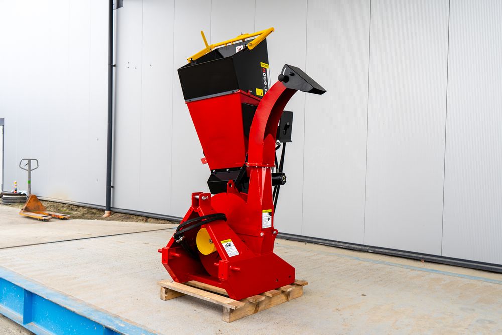 Tocător crengi la tractor RT 630 R cu role de tragere