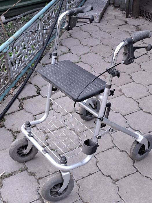 Кресло-коляска инвал и ходунки прогулочные