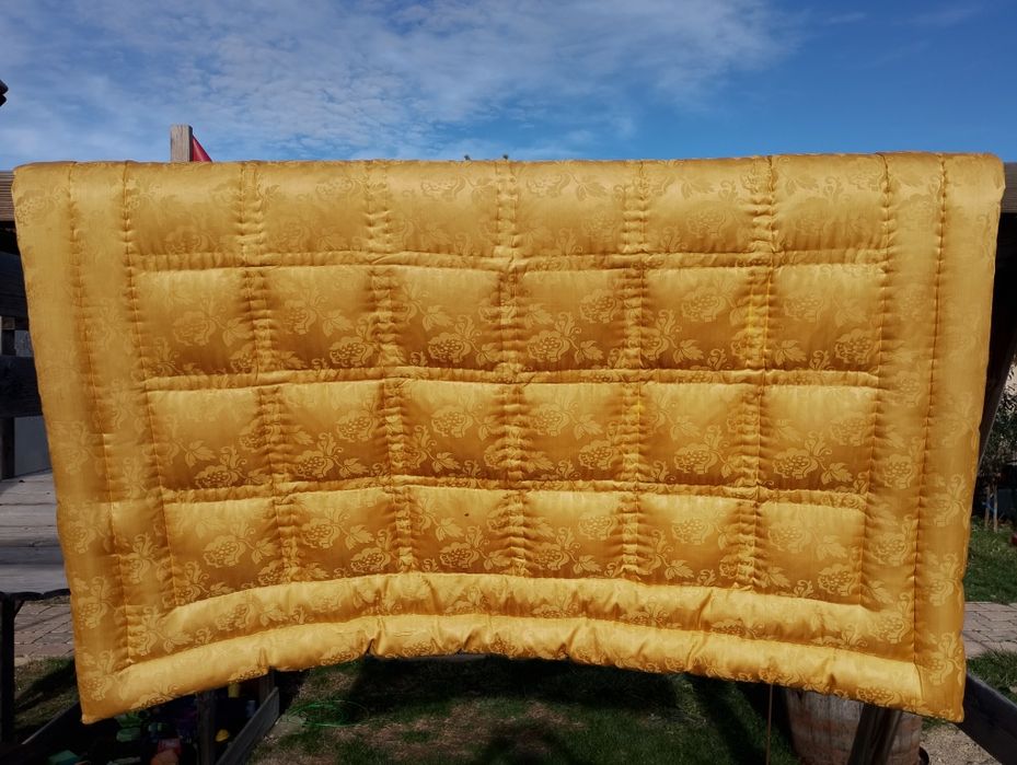 Vând plapuma foarte groasă, bine îndesată, umpluta cu pene de gasca