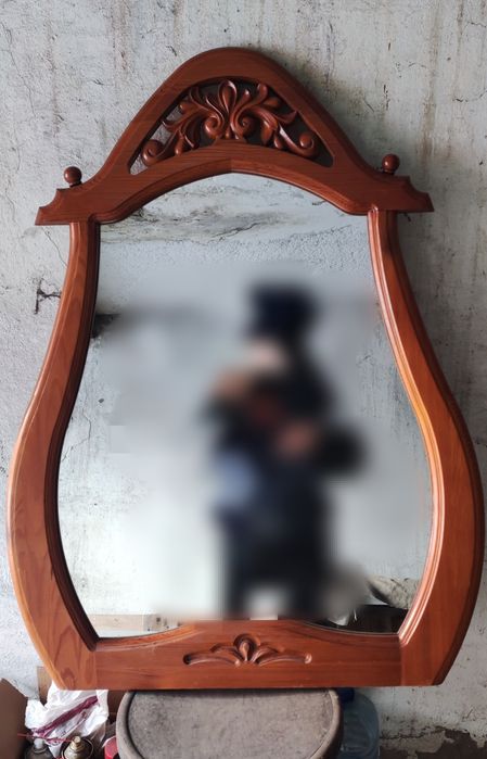 Зеркало в деревянной раме