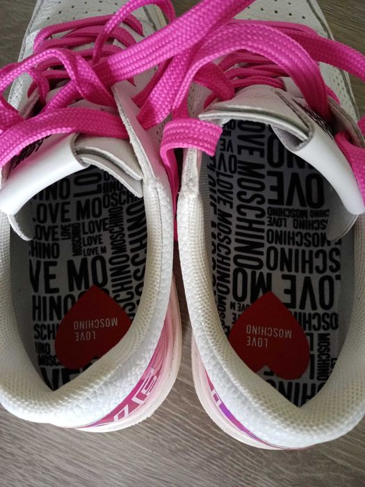 Vând adidași Love Moschino