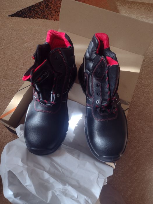 Bocanci piele naturala cu bombeu metalic