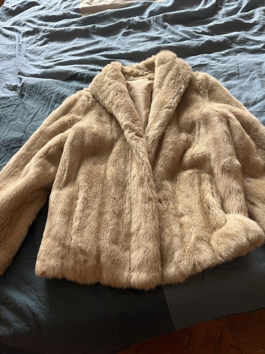 Пухкаво палто от еко косъм в бежов цвят