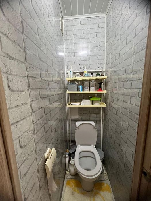 Продам 2 ком 2/5  р-н Голубого рынка
