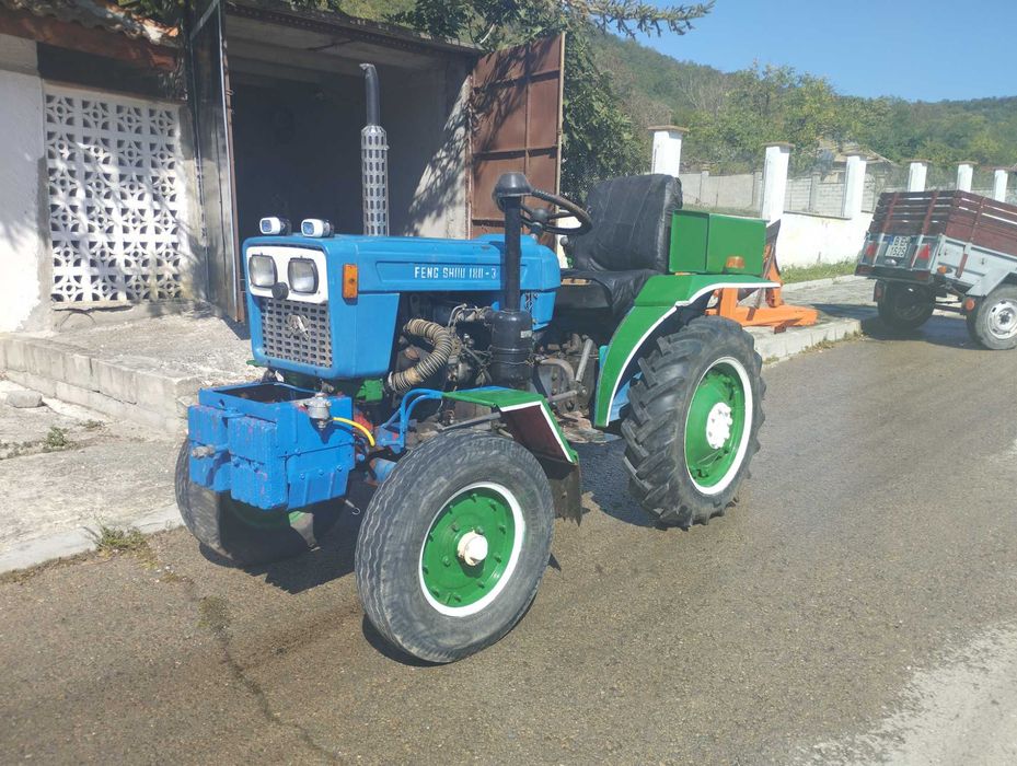 Трактор със оборудване и резервни части