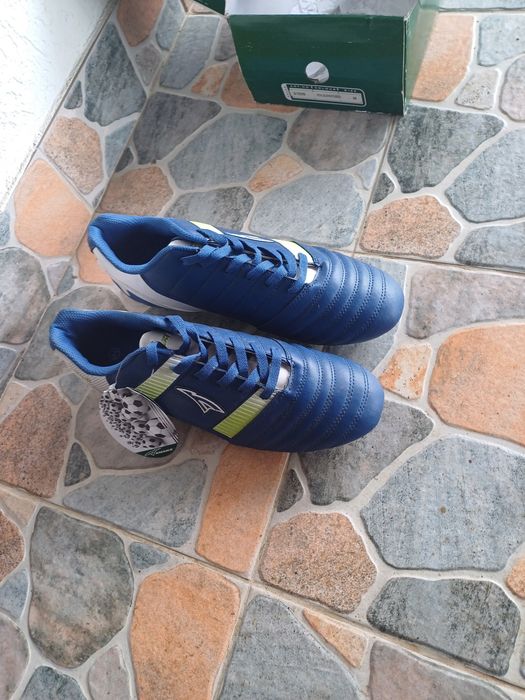 Vand 2 perechi de crampoane pentru fotbal