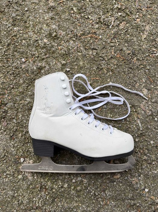 Vând patine albe mărimea 32–34