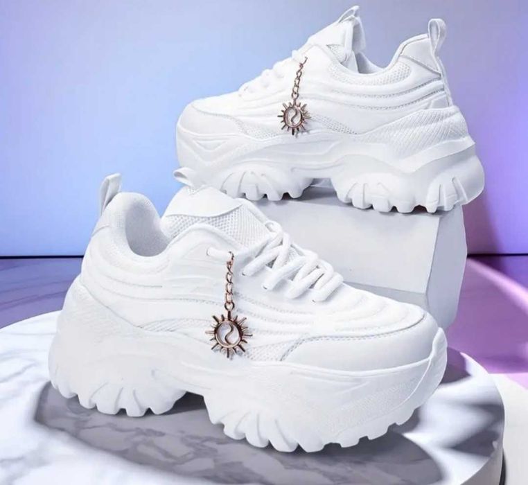 Бели дамски маратонки на платформа,нови -41ви номер.