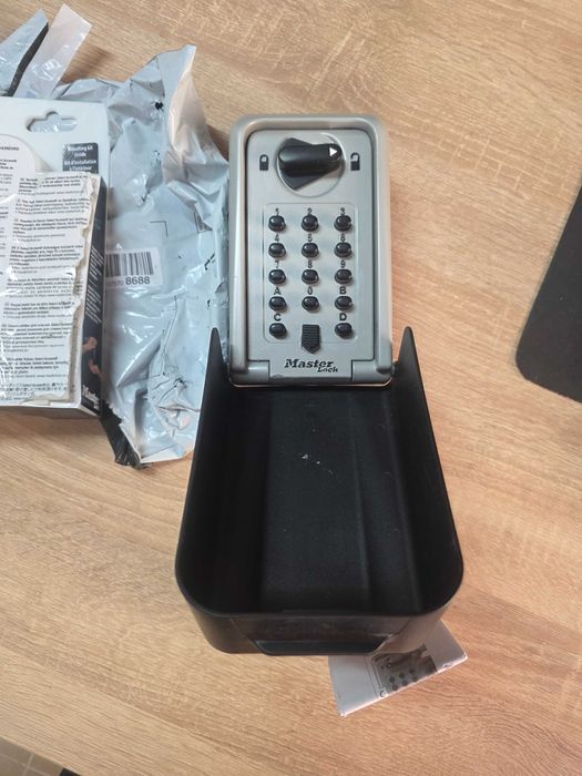 Cutie pentru chei Master Lock certificată extra mare, montată pe perete, pentru exterior