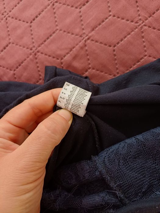 Vand colanți lungi cu model in față, marimea M. Materialul ce se vede sub tăieturi este dantelă.