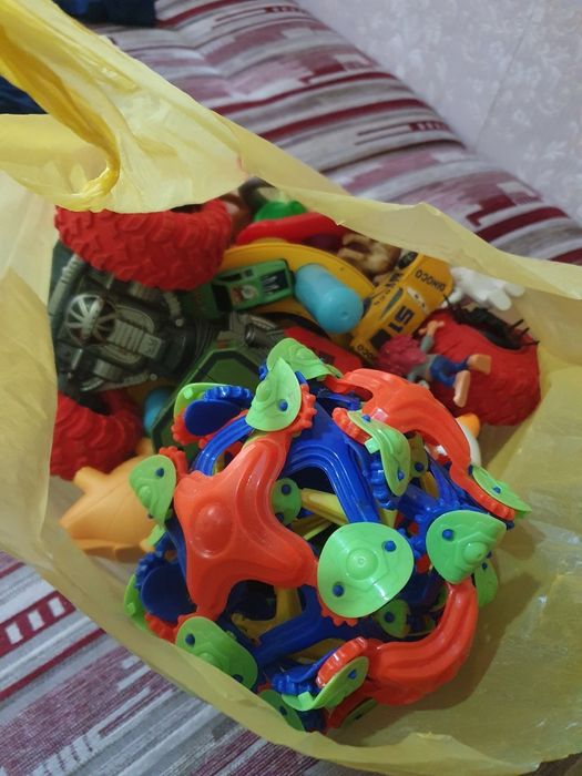 Большой пакет игрушек.