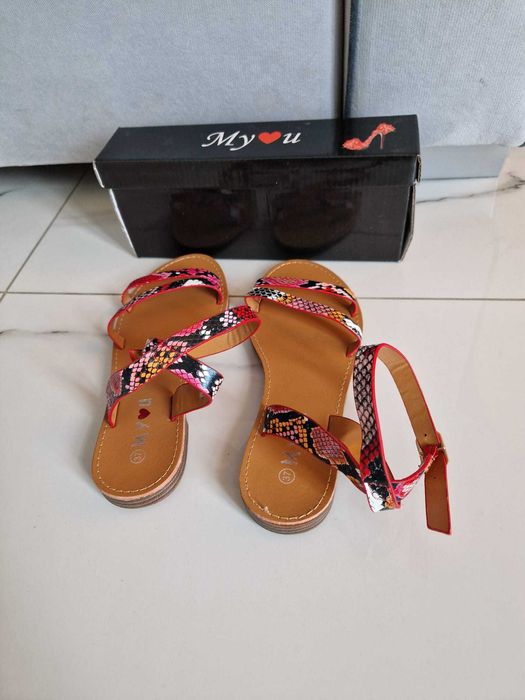 Sandale Piele ecologica, Noi