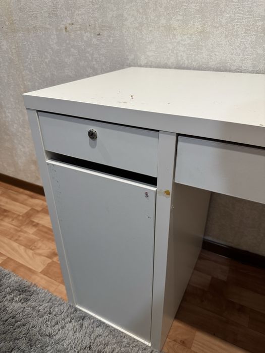Продам косметический-письменный стол