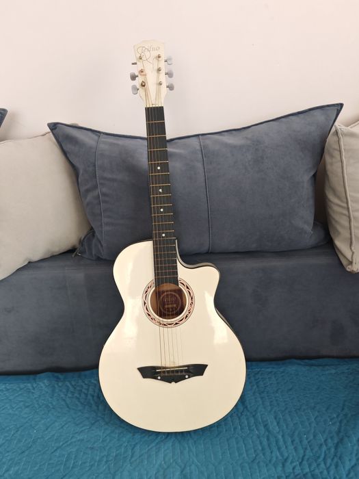 Продам гитару не дорого