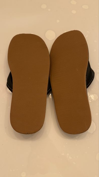 Vand slapi de casa piele neagra 44 noi ieftin