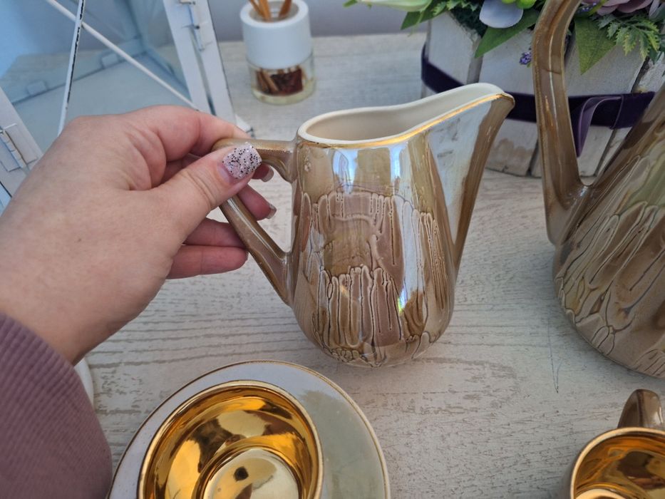 Set de ceai sau cafea de culoare aurie, cu irizații perlate