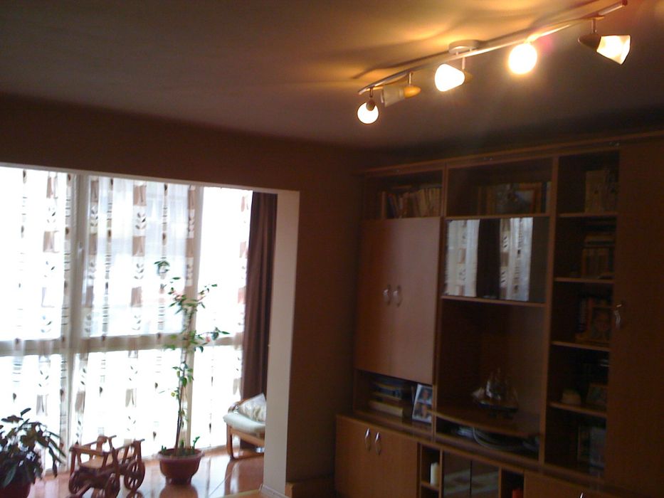 Pers. Fizica Vând apartament cu 3 camere Cetate locatie excelenta.