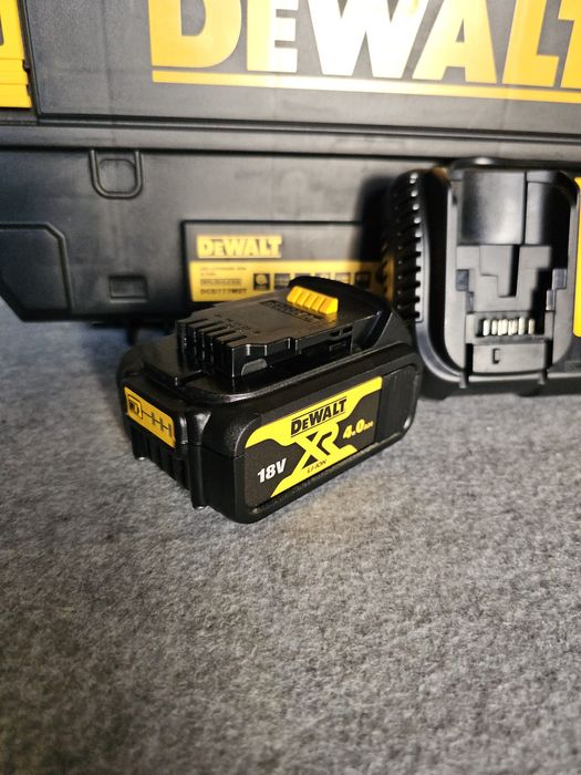 Baterie Dewalt 18V 4Ah  incarcator si cutie