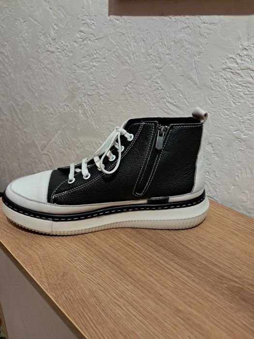 Естествена кожа кецове