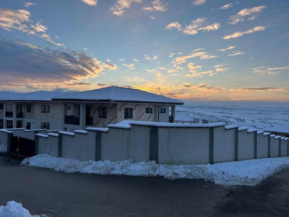 Inchiriez casa in dezmir