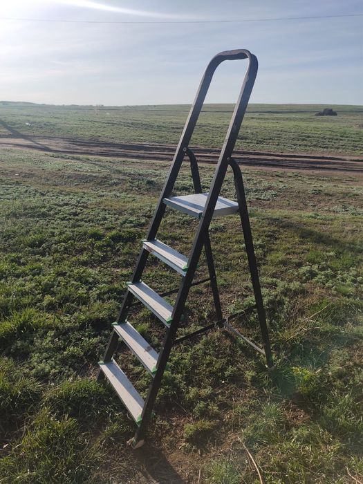 Стремянка в хорошем состоянии
