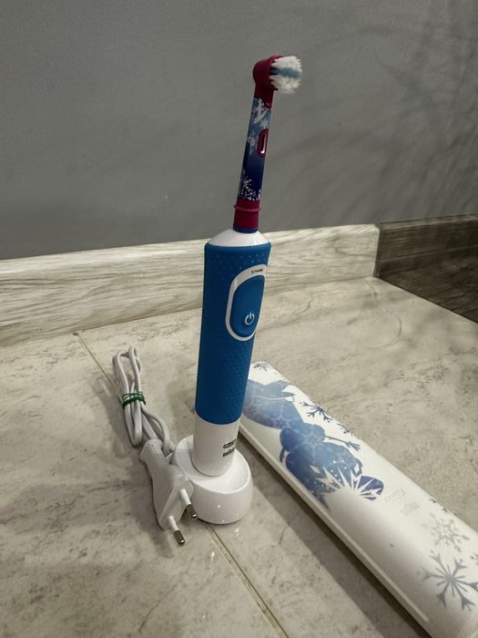 Електрическа четка за зъби Oral-B