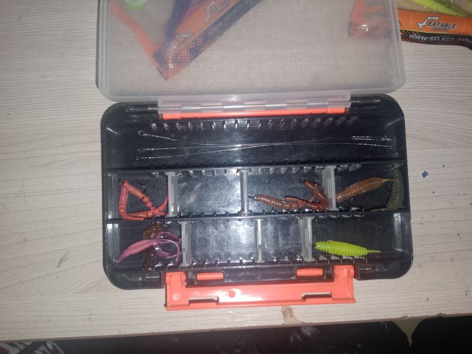 Продаю сумку контейнер и приманки для рыбалки