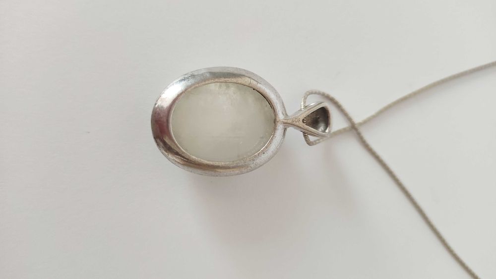 Сребърно колие с голям овален камък