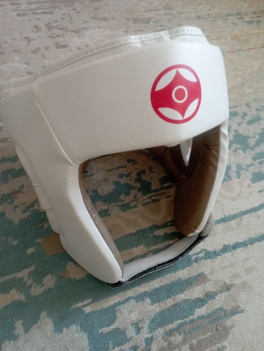 Шлем для каратэ с забралом