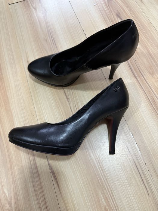 Pantofi cu toc negri