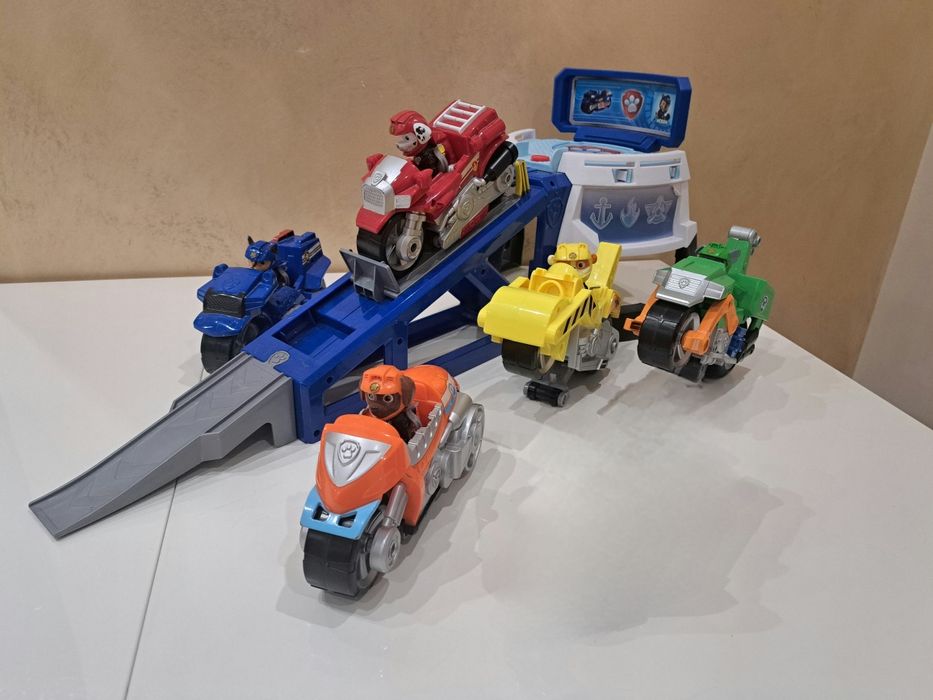 База на Paw patrol с кученцата на мотори