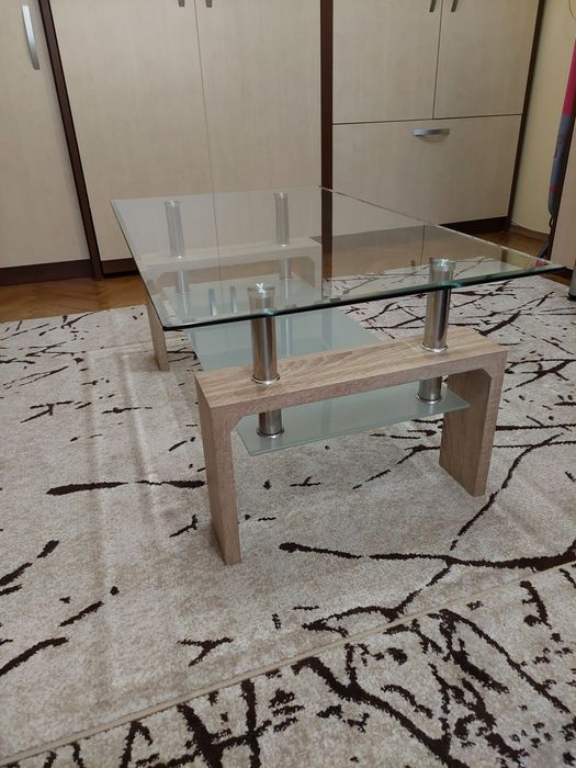 Холна маса от стъкло и дърво