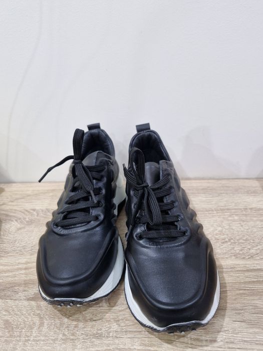 Продам черные кроссовки
