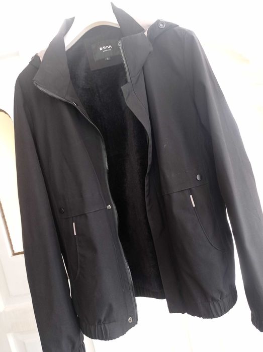 Хорошая куртка-ветровка с мехом